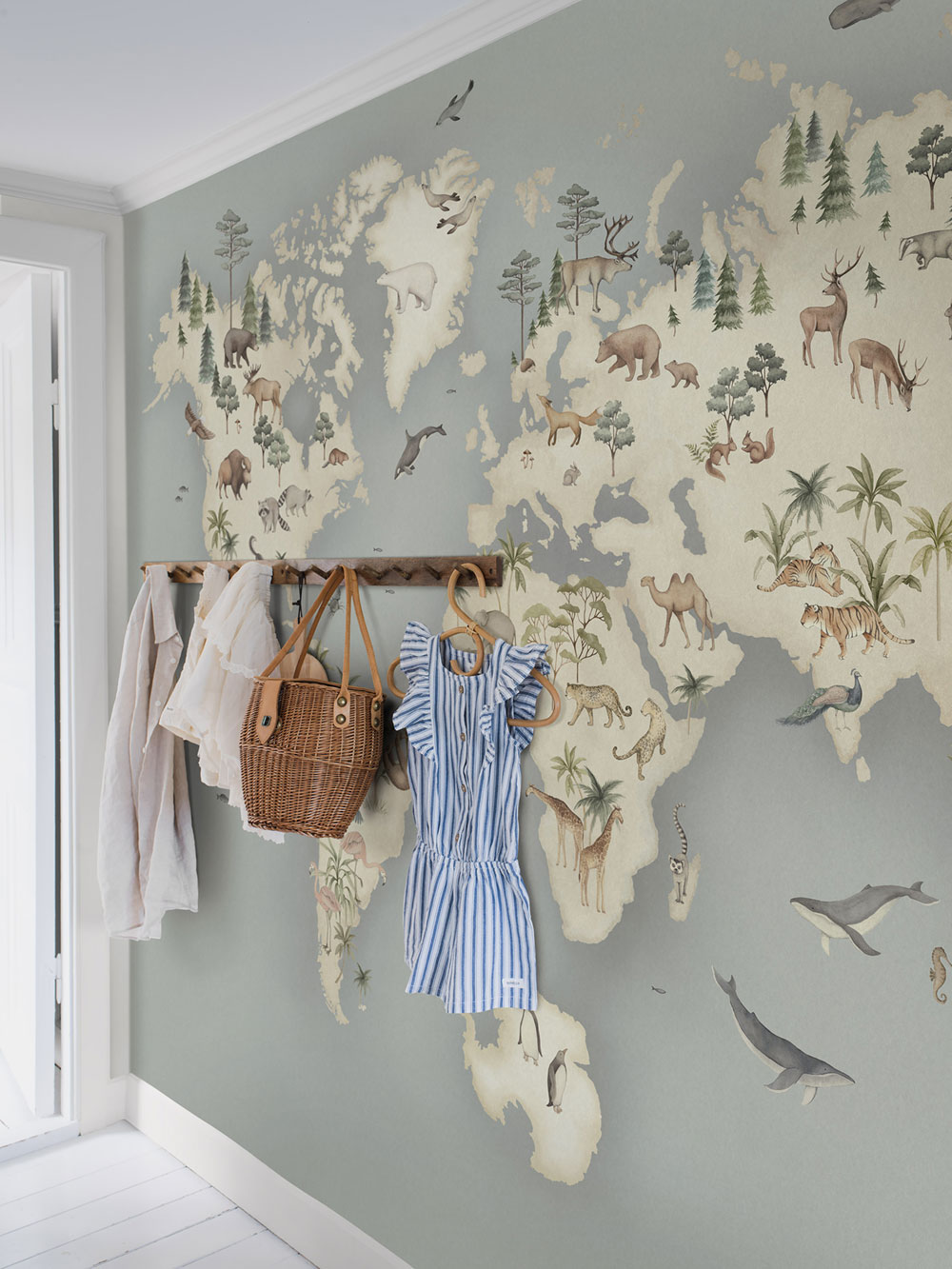 Mural wallpaper, world map with animals, 6946, Newbie Wallpaper, Boråstapeter