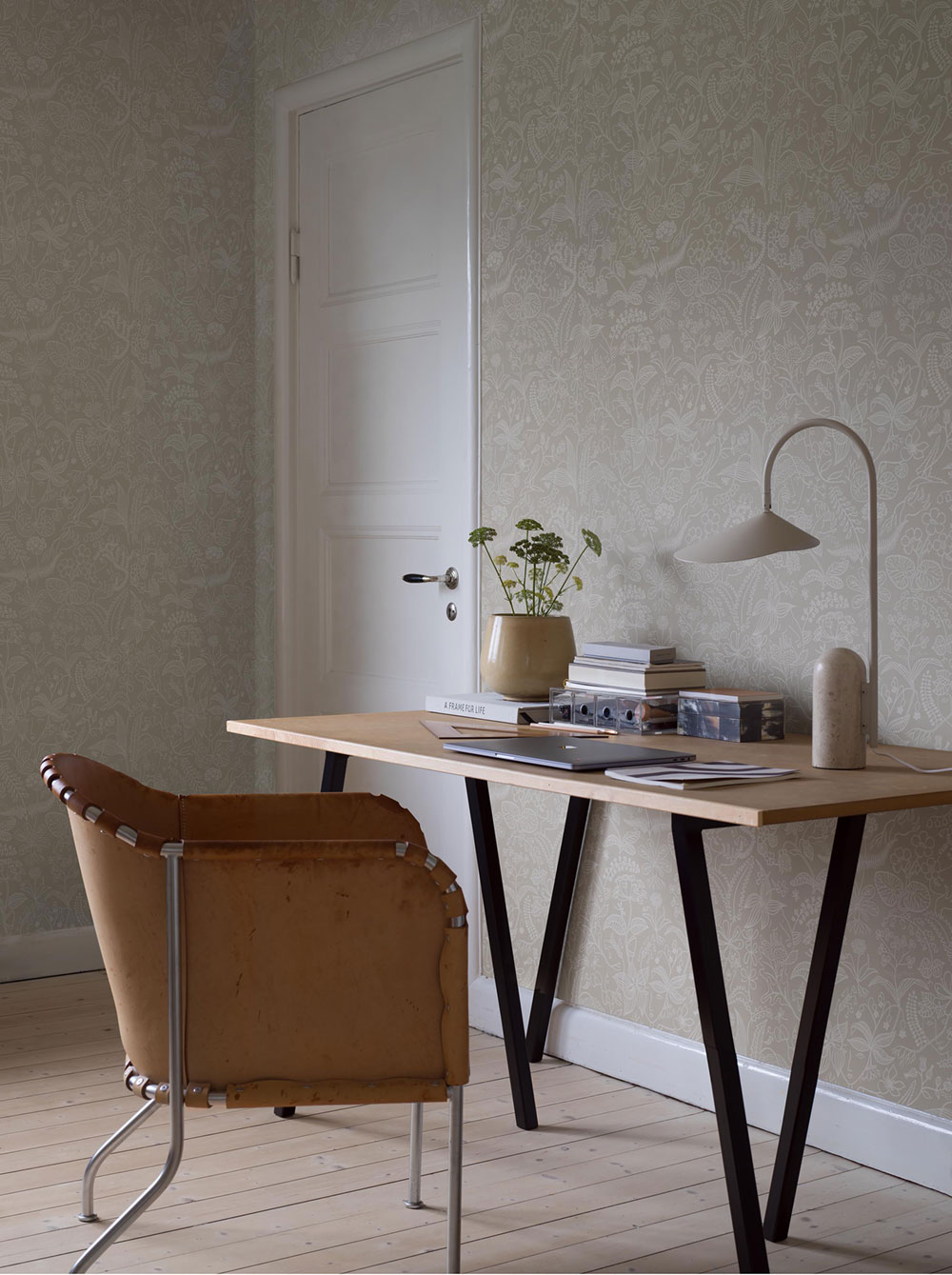 Grey wallpaper, flowers, leaves, faces, 1981, Icons, Borastapeter